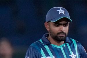 PAK vs ENG: లాలిపాప్ క్యాచ్‌లు వదిలేసిన బాబర్ ఆజామ్.. ఫిక్సింగ్ చేశాడంటూ ఫ్యాన్స్ ఫైర్! (వీడియో)