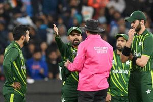 పాకిస్తాన్ కేప్టెన్ బాబర్ ఆజమ్ గొడవ - ఫలితం తారుమారు చేయడానికి చివరి నిమిషం వరకూ