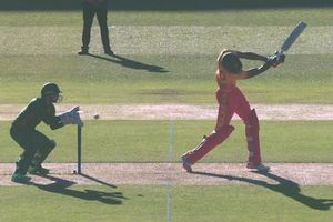 ఇలాక్కూడా నో బాల్ ఇస్తారా - ఇప్పటిదాకా ఎప్పుడూ చూడని విధంగా..!!