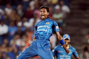 ఇంకో బౌలర్ అవుట్ - టీమిండియాకైతే రీప్లేస్‌మెంట్ ఉంది గానీ..!!