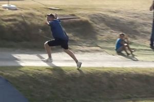 ఇంగ్లాండ్ మాజీ క్రికెటర్ గ్రేమ్ స్వాన్ సెలబ్రేషన్స్ మామూలుగా లేవు.. క్యాచ్ పట్టిన ఆనందంలో..!