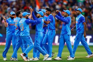 IND vs PAK: బాబర్ ఆజామ్, రిజ్వాన్ ఇద్దరూ ఔట్.. చెలరేగుతున్న భారత బౌలర్లు!