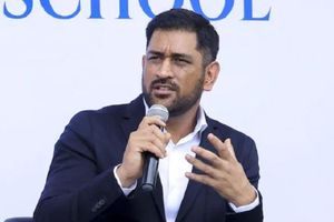 మా నాన్న.. నేను టెన్త్ కూడా పాసైతానో లేదోనని కంగారు పడ్డాడు: ధోనీ