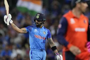 ఈ పరుగుల యంత్రాన్ని ఎవరు ఆపలేరా.. బ్యాక్ టూ బ్యాక్ హాఫ్ సెంచరీలతో పరుగుల వరద పారిస్తున్న కింగ్ కోహ్లీ..