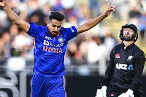 INDvsNZ: అరంగేట్రం అదరహో.. రెండు కీలక వికెట్లు తీసిన ఉమ్రాన్ మాలిక్..!