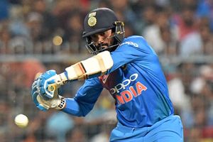 INDvsENG: డీకేకు చోటు దక్కలేదని బాధ పడుతున్న ఫ్యాన్స్