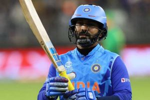 అందరికీ సమాన అవకాశాలు దక్కాలిగా.. డీకేపై విమర్శలకు మాజీ లెజెండ్ సమాధానం