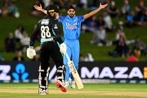 INDvsNZ: ఏం బౌలింగ్ చేశారు?.. అదరగొట్టిన సిరాజ్, అర్షదీప్.. కివీస్ ఆలౌట్