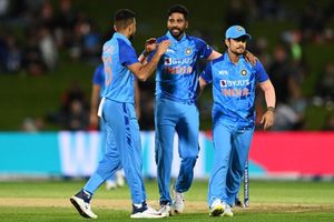 IND vs NZ: సిరాజ్ బుల్లెట్ త్రో.. టీమిండియాకు హ్యాట్రిక్ వికెట్!