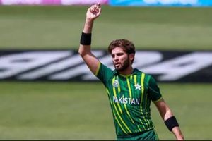 బంగారు పళ్లెంలో పెట్టి పాకిస్తాన్‌కు గిఫ్ట్..!!