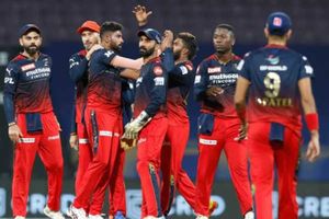 IPL 2023 Retention: హైదరాబాద్ ప్లేయర్‌ను వదిలేసిన ఆర్‌సీబీ.. రిటెన్షన్ జాబితా ఇదే!