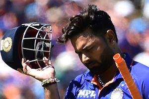 వీడియో: చివరి ఓవర్‌లో హైడ్రామా - వికెట్‌ను త్యాగం చేసిన రిషభ్ పంత్..!!