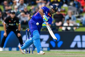 IND vs NZ: మళ్లీ విఫలమైన రిషభ్ పంత్.. మండిపడుతున్న ఫ్యాన్స్.. ఇకనైనా సంజూకు చాన్స్..