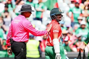 అంపైర్ల తప్పుడు నిర్ణయంతో కుప్పకూలిన బంగ్లా బ్యాటింగ్.. షాకైన షకీబల్ హసన్!