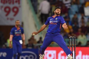 ఒక్క ఓవర్‌తో ఓడించావ్.. నువ్వు నిజంగా దేవుడువయ్యా శార్దూల్ ఠాకూర్! పేలుతున్న సెటైర్లు, మీమ్స్!