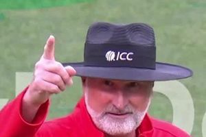 AUS vs ENG: ఇదెక్కడి కామెడీరా అంపైర్ మామ.. అడిగితేనే ఔటా! (వీడియో)