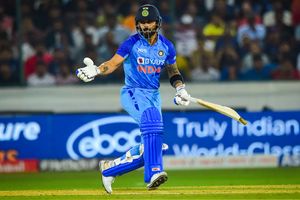 కెప్టెన్సీ తొలగించాక అలా ఆడటం చాలా కష్టం.. కోహ్లీపై పాక్ దిగ్గజాల ప్రశంసలు