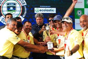 National Amateur Golf League విజేత దబాంగ్ డేర్‌ డెవిల్స్.. ట్రోఫీ అందజేసిన కపిల్ దేవ్!