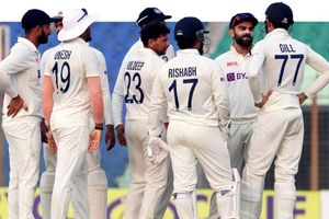 INDvsBAN: తొలి టెస్టులో సూపర్ సీన్స్.. సీట్లలో కూర్చోలేకపోయారు..!