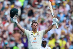 David Warner: డబుల్ సెంచరీని సెలబ్రేట్ చేసుకొని.. కాలు నొప్పితో మైదానం వీడిన వార్నర్