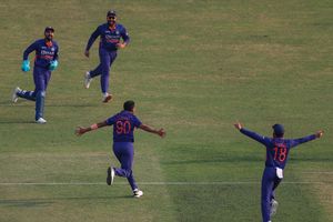 INDvsBAN: వీళ్లు ముగ్గురూ.. మూడో వన్డేలో అయినా ఆడతారా..?