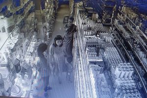 భారత స్టార్ క్రికెటర్ గూండాయిజం.. మనుషులతో సూపర్ మార్కెట్‌పై దాడి!