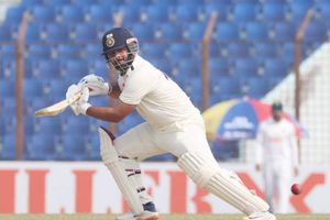 INDvsBAN: చెత్త షాట్ ఆడి వికెట్ పారేసుకున్న పంత్.. క్రీజులో ఉండుంటే దబిడి దిబిడే!