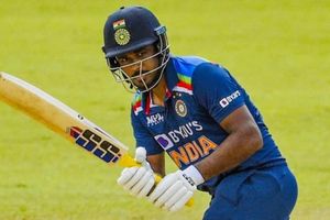 INDvsSL: సంజూ ఆ పొరపాటు చేయకూడదు.. లెజెండరీ క్రికెటర్ సలహా