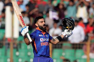 అదేందో గానీ.. కోహ్లీ రెండు సెంచరీ‌లు కేఎల్ రాహుల్ కెప్టెన్సీలోనే! రెండు కూడా సిక్స్‌లతోనే!