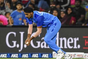 INDvsSL: గాయపడితే టీమిండియాకు తీసుకోకూడదు.. అర్షదీప్‌పై మాజీ లెజెండ్ ఫైర్!