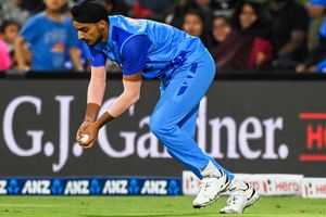 INDvsNZ : ఇదేం బౌలింగ్‌రా.. నువ్వే వాళ్లను గెలిపిస్తున్నావ్.. టీమిండియా పేసర్‌పై ట్రోల్స్!