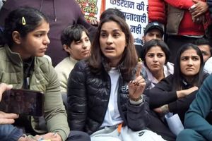 కొనసాగుతున్న రెజర్ల ఆందోళన.. ఒలింపిక్ సంఘానికి ఫిర్యాదు! మరోసారి క్రీడా శాఖ మంత్రి చర్చలు!