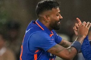 IND vs NZ: హార్దిక్ పాండ్యా కళ్లు చెదిరే క్యాచ్.. బౌలింగ్ రనప్‌లోనే..!(వీడియో)