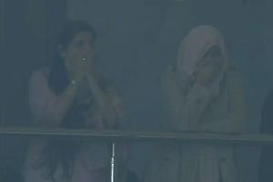 భర్త సెంచరీ.. స్టేడియంలోనే ఏడ్చేసిన భార్య.. వీడియో వైరల్!