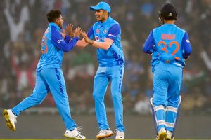 IND vs NZ: స్టన్నింగ్ డెలివరీతో షేన్‌ వార్న్‌ను గుర్తు చేసిన కుల్దీప్ యాదవ్(వీడియో)