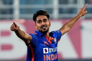 IND vs NZ: ఓయ్ రోహిత్.. బుద్దుందా? ఉమ్రాన్ మాలిక్‌కు అవకాశం ఇవ్వరా? ఫ్యాన్స్ ఫైర్!