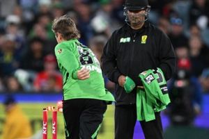 Big Bash League: రివెంజ్ అంటే ఇది.. మన్కడింగ్ చేయబోయాడని.. సింగిల్ హ్యాండ్‌తో ఓడించేశాడు!