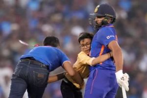 IND vs NZ: మైదానంలో దూసుకొచ్చిన పిల్లాడు.. సెక్యూరిటీని హెచ్చరించిన రోహిత్!