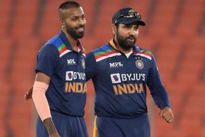 Team India : ధోనీ చేసిందే చెయ్.. పాండ్యా విషయంలో రోహిత్ శర్మకు మాజీ దిగ్గజం సలహా!