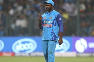 అదృష్టం తలుపు తడితే దరిద్రం వెనక్కు లాగింది.. సంజూ శాంసన్ గాయంపై పేలుతున్న సెటైర్లు!