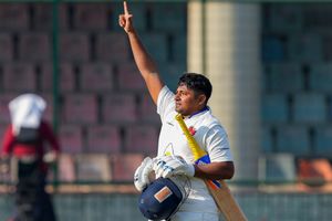 Ranji Trophy: సెలెక్టర్లపై కోపం.. శతక్కొట్టిన సర్ఫరాజ్ ఖాన్.. వేలు చూపిస్తూ..!