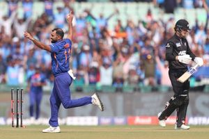 INDvsNZ : ఇదేం బౌలింగ్?.. మొదలు పెట్టిన షమీ.. వణికిపోయిన కివీస్!