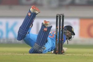 IND vs SL:ఇదెక్కడి షాట్‌రా మామ.. పడుకొని సిక్స్ కొట్టిన సూర్య! (వీడియో)