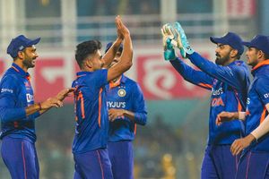 INDvsSL : ఈ సీన్స్ చూసి ఫ్యాన్స్ ఫుల్ ఖుష్.. తొలి వన్డేలో హైలైట్ ఇవే!