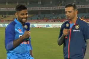 INDvsSL: నా ఆట చూడలేదు కదా.. సూర్యపై జోకులు పేల్చిన ద్రావిడ్