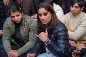 WFI అధ్యక్షుడు, కోచ్ లైంగికంగా వేధిస్తున్నారు.. వినేశ్ ఫొగాట్ సంచలన ఆరోపణలు!