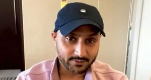 IND vs AUS: భజ్జీ.. బర్నాల్ రాసుకో! నీకు ఎక్కడో కాలుతోంది.. పేలుతున్న మీమ్స్!