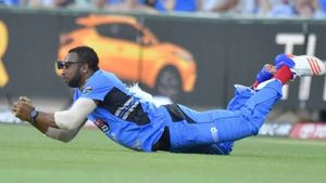 వయసుదేముంది బ్రో.. ఇలాంటి క్యాచులు పట్టేస్తుంటే?.. పొలార్డ్‌ స్టన్నింగ్ క్యాచ్!