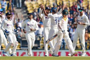 INDvsAUS : రిటైర్‌మెంట్ సిరీస్.. స్టార్ క్రికెటర్‌ను తిట్టిపోస్తున్న నెటిజన్లు!