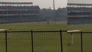 INDvsAUS : ఆసీస్‌కు చుక్కలు చూపించిన ఫ్యాన్స్.. బౌండరీ దగ్గర ఫీల్డింగ్ చేస్తుంటే..!